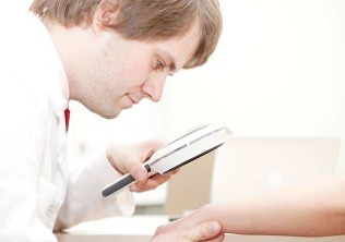 Diagnoza łuszczycy przez dermatologa